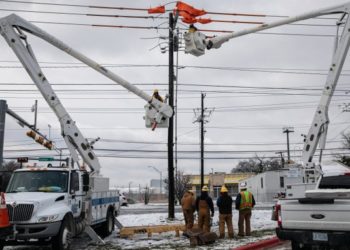 Texas restablece poco a poco los servicios de agua y energía tras el paso de la tormenta de nieve