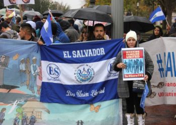 Presentan al Senado iniciativa que daría residencia permanente a 248 mil salvadoreños con TPS