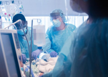 Una mujer muere por covid-19 tras recibir un trasplante de pulmones de una donante infectada