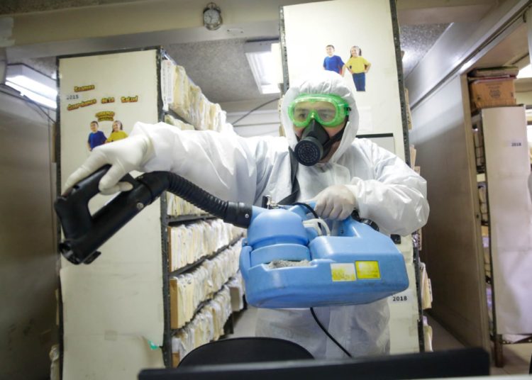 Ministerio de Salud desinfecta instalaciones de la Unidad de Salud Barrios, en San Salvador