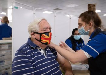 Vacuna de AstraZeneca reduce la transmisión tras una dosis, según un estudio