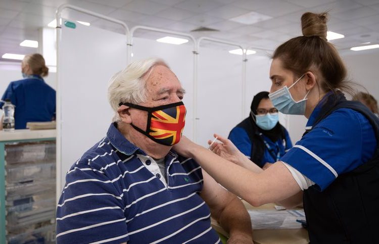 Vacuna de AstraZeneca reduce la transmisión tras una dosis, según un estudio