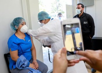 Vacuna contra la covid-19 llegó a personal de primera línea de Santa Ana y Ahuachapán