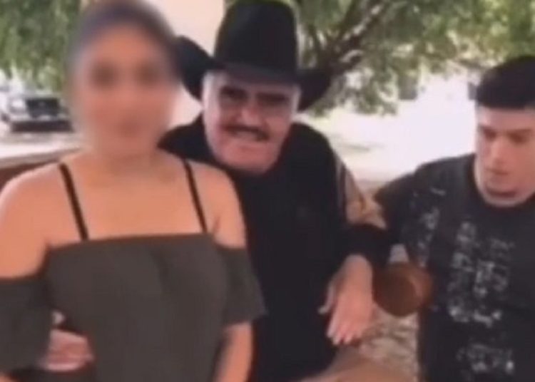 La joven que fue acosada por Vicente Fernández rechazó sus disculpas