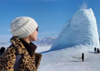 (VIDEO) Un impresionante ‘volcán de hielo’ de 14 metros emerge en las llanuras nevadas de Kazajistán