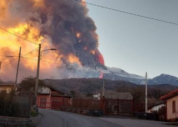 Espectacular erupción del volcán Etna provoca una lluvia de piedras