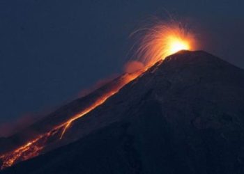 (VIDEO) Guatemala refuerza las medidas de alerta ante la erupción y creciente actividad de dos volcanes