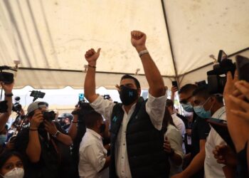 Xavi Zablah Bukele ejerce su voto en Bulevar el Hipódromo