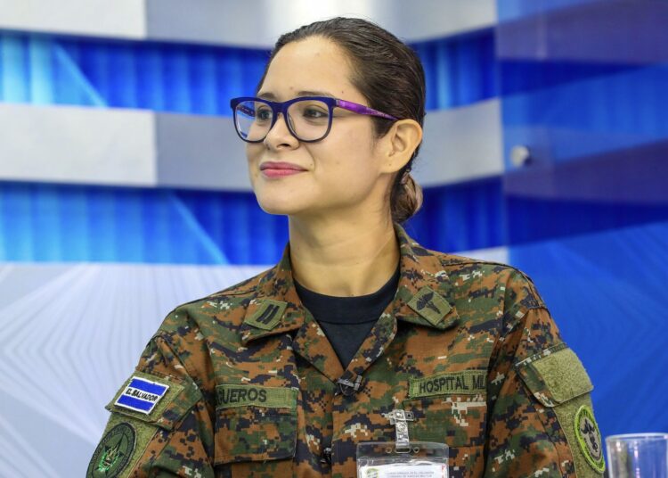 Unicef destaca el papel de la teniente Karla Trigueros, Asesora Médica del Comando de Sanidad Militar, en la logística de vacunación contra COVID-19 en El Salvador