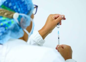 Inmunización de mayores de edad y personas con enfermedades crónicas iniciará el 15 de abril