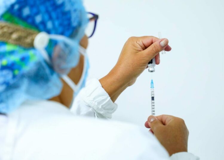 Inmunización de mayores de edad y personas con enfermedades crónicas iniciará el 15 de abril