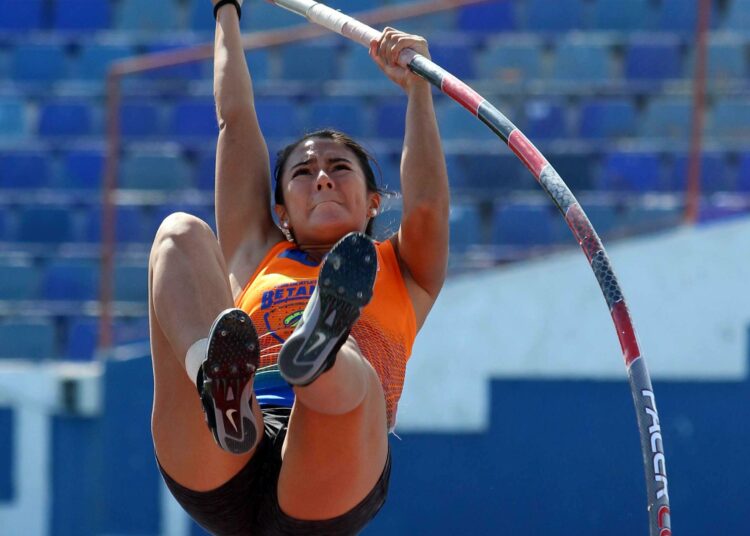 Andrea Michelle Velasco rompe de nuevo el récord nacional de salto con pértiga