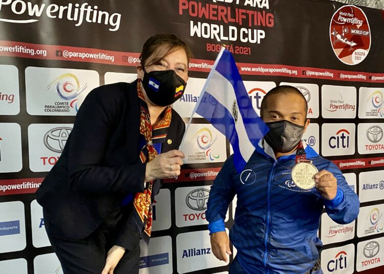 Herbert Aceituno gana medalla de plata en Colombia y la dedica en memoria de su padre