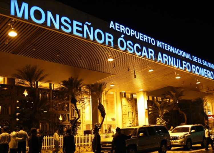 Dos perros entrenados detectarán posibles contagios de covid-19 en el Aeropuerto San Óscar Romero