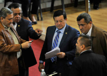 SITRAL denuncia que diputados usan dinero público para pagar empleados domésticos