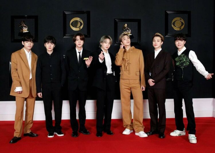 (IMÁGENES) Estos fueron los looks de las estrellas durante la alfombra roja de los Grammys 2021