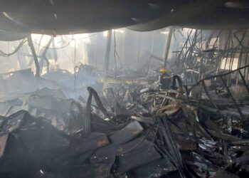Bomberos trabajaron 25 horas para sofocar incendio en venta de repuestos en San Salvador