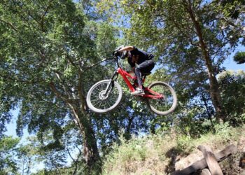 Andree Valencia gana la categoría élite masculino primera fecha de la Copa Downhill