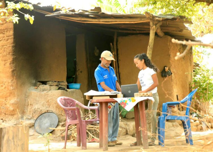 Padre de joven beneficiada con una computadora agradece que se esté invirtiendo en educación