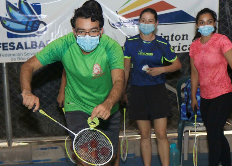 La Federación Salvadoreña de Badminton clausuró el curso internaciona mixto shutte time