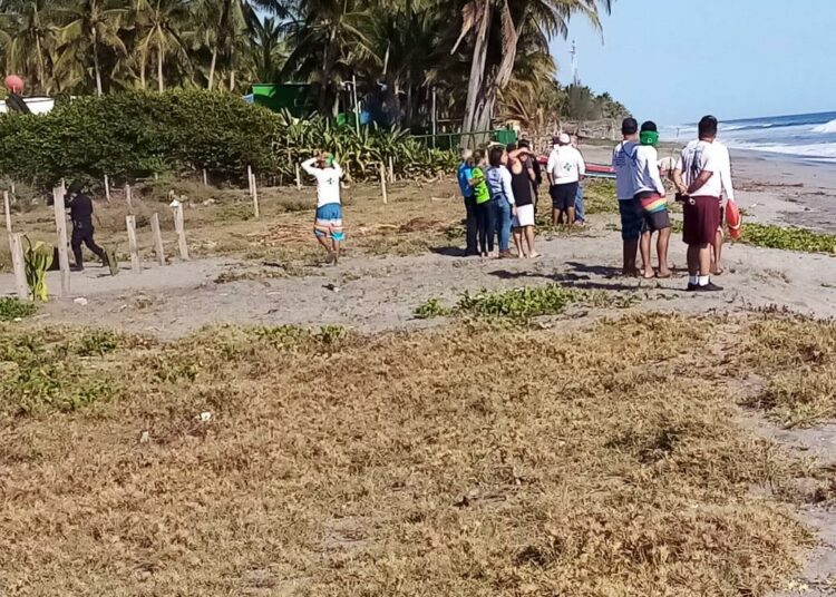 Dos jóvenes se encuentran desaparecidos tras ser arrastrados por corriente marina en playa Amatecampo, La Paz