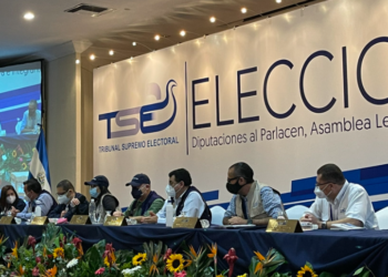 Salvadoreños continúan a la espera del escrutinio final tras atraso del TSE