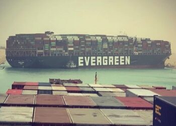 Crean una aplicación que permite encallar el carguero Ever Given, que obstruyó el canal de Suez, en cualquier rincón del mundo