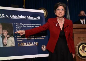 Presentan cargos de tráfico sexual de menores contra Ghislaine Maxwell