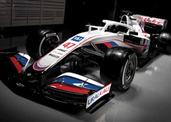 Escudería Haas levanta polémica por colores al presentar nuevo monoplaza para F1