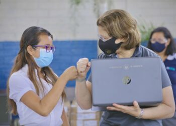 Estudiantes y docentes en Ayutuxtepeque son beneficiados con computadoras gratuitas