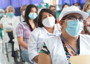 Hay esperanza de que se reconozca a los profesionales en salud: Personal del ISSS sobre nivelación salarial
