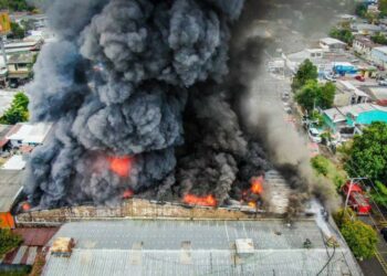 Incendio en venta de repuestos se propaga a locales aledaños en San Salvador