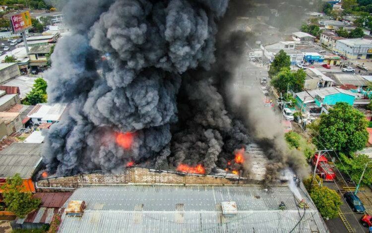 Incendio en venta de repuestos se propaga a locales aledaños en San Salvador