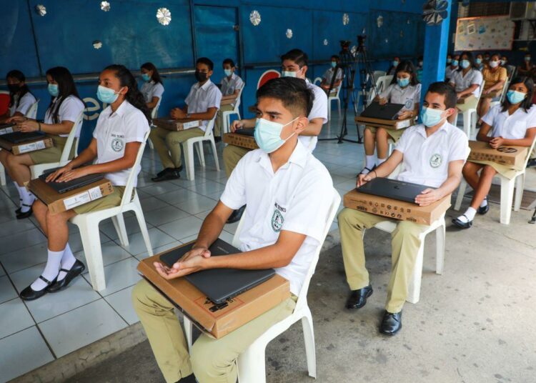 Gobierno ofrecerá nuevas opciones académicas con el apoyo de Microsoft