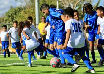 El INDES inauguró las primera dos escuelas de fútbol del programa LaLiaga, valores y oportunidad