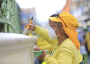 Mujeres y Hombres trabajadores del MOP limpian monumentos vandalizados este domingo