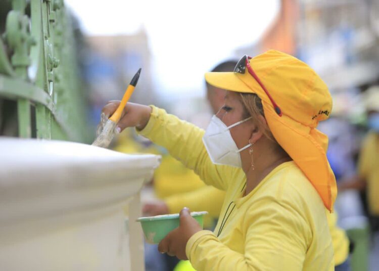 Mujeres y Hombres trabajadores del MOP limpian monumentos vandalizados este domingo