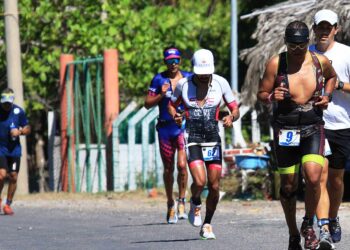 Guatemalteco y hondureña conquistaron el triatlón 70.3 Naja Untacat realizado en la Costa del Sol