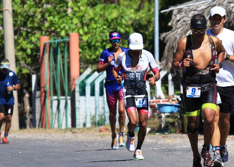 Guatemalteco y hondureña conquistaron el triatlón 70.3 Naja Untacat realizado en la Costa del Sol