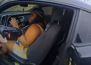 (VIDEO IMAGENES FUERTES) Un policía mata a una afroamericana que le disparó durante una requisa en EE.UU