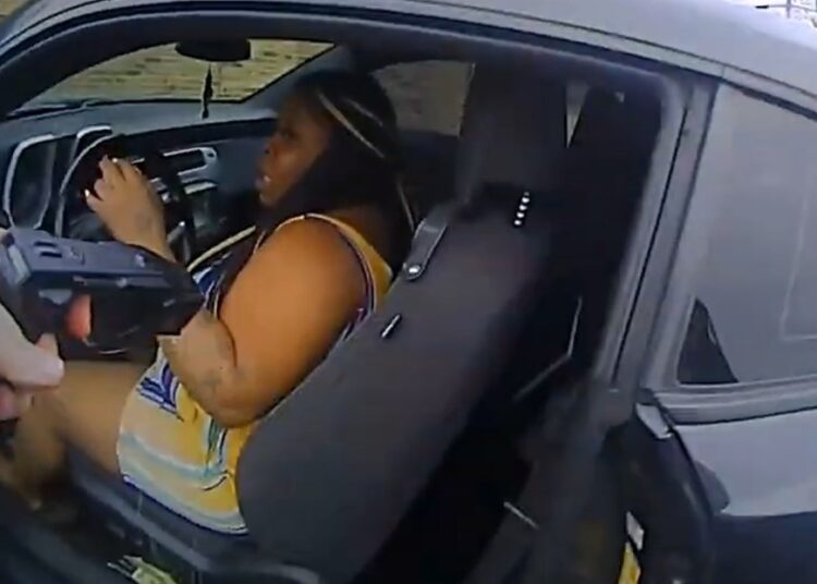 (VIDEO IMAGENES FUERTES) Un policía mata a una afroamericana que le disparó durante una requisa en EE.UU