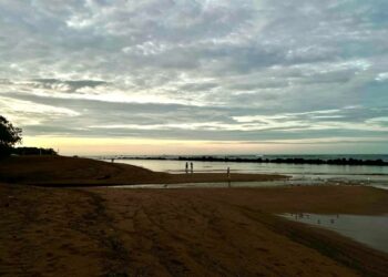 Rescatan a jóvenes luego que una corriente los arrastrara en la playa Metalío