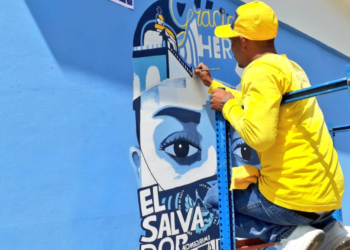 Privados de libertad pintan mural en homenaje al personal de salud