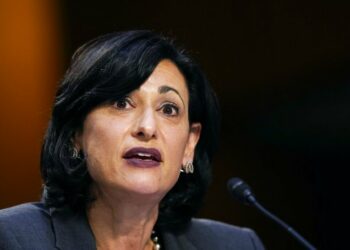 Las personas vacunadas contra el COVID-19 no transmiten el virus ni se enferman, según la directora de los CDC de Estados Unidos