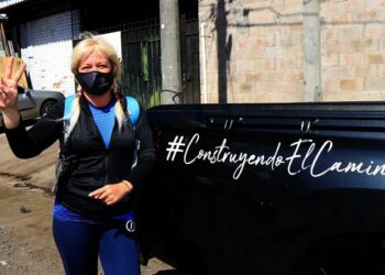 La montañista salvadoreña Alfa Karina Arrué inició su viaje para conquistar la cima del mundo, el monte Everest