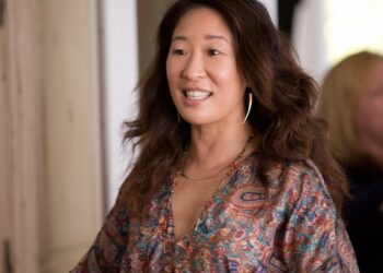 La fotobomba de un dinosaurio a espaldas de Sandra Oh durante los Globos de Oro hace reír a la Red