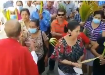 (VIDEOS) En Honduras el sacerdote Rolando Peña le quita la mascarilla a varios fieles y dice que es una «babosada»