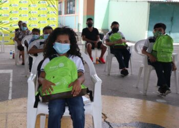 Estudiantes de centros escolares de San Vicente y Sonsonate se benefician con entregas de mochilas por parte del Sistema Fedecrédito