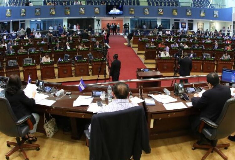 Nayib Bukele a diputados: «Por las buenas, no van a entender jamás». Denuncian que Asamblea está agregando personal nuevo a la institución