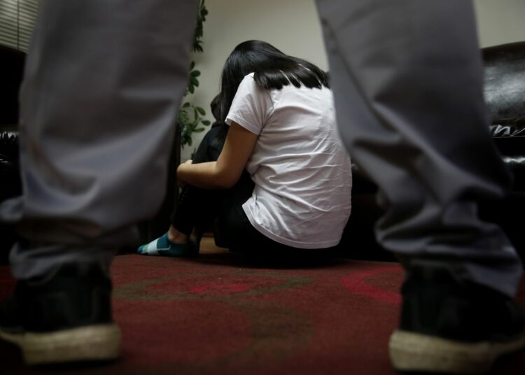 Condena para sujeto que violaba y amenazaba a su hija de 12 años